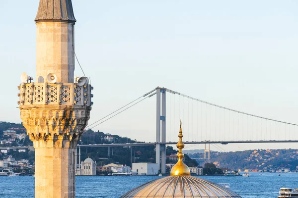 Nahaufnahme Einer Moschee Mit Der Bosporus Brücke Istanbul Hintergrund — Stockfoto