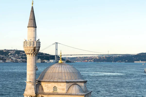 Крупный План Мечети Семси Паши Босфорским Мостом Стамбуле Заднем Плане — стоковое фото