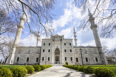 Süleyman Camii 'nin muhteşem geniş açılı manzarası. Tarihsel İstanbul 'un üçüncü tepesine inşa edilen Süleyman Camii, İstanbul' un en büyük camilerinden biri..