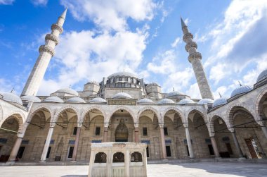 Süleyman Camii 'nin geniş açılı görüntüsü inanılmazdır. Tarihsel İstanbul 'un üçüncü tepesine inşa edilen Süleyman Camii, İstanbul' un en büyük camilerinden biri..