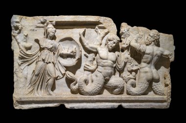 Athena ve Giants 'ın mücadelesini tasvir eden antik Roma mermeri. Aphrodisias 'tan (Geyre, Aydın) MS 2. yüzyıl. İstanbul Arkeoloji Müzesi, Türkiye.