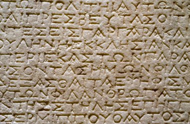 Taş tablette antik Yunan çivi yazısı.
