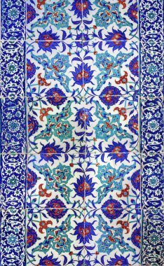 İstanbul Topkapı Sarayı'ndan çiçek desenli eski Osmanlı el yapımı Türk çinileri.