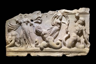 Athena ve Giants 'ın mücadelesini tasvir eden Antik Roma yardımı. Aphrodisias 'tan (Geyre, Aydın) MS 2. yüzyıl. İstanbul Arkeoloji Müzesi, Türkiye.