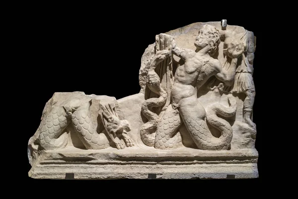 Athena ve Giants 'ın mücadelesini tasvir eden Antik Romalı kabartmalar. Aphrodisias 'tan (Geyre, Aydın) MS 2. yüzyıl. İstanbul Arkeoloji Müzesi, Türkiye.