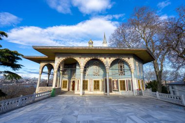 Güneşli bir günde Topkapı Sarayı 'nın geniş açılı manzarası. Topkapı Sarayı, İstanbul ve Türkiye 'yi ziyaret eden turistlerin en sevdiği yerlerden biri..