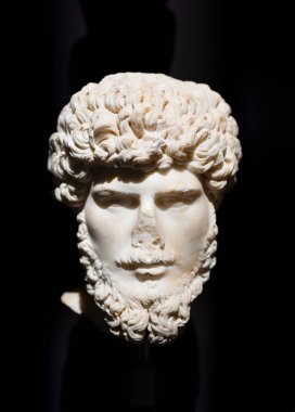 Roma İmparatoru Lucius Verus 'un Mermer Başı, Roma Dönemi (M.S. 161-180). İstanbul Arkeoloji Müzesi.
