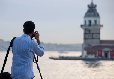 Erkek bir fotoğrafçı Maiden Tower 'ın fotoğraflarını çekiyor.