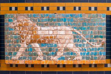 İştar Kapısı 'nın camlı tuğlalarında aslan tüyü var. Babil Ischtar Tor 'unun Ayrıntıları.