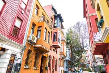 Kuzguncuk 'taki tarihi renkli binaların manzarası. Kuzguncuk, İstanbul 'un Uskudar ilçesine bağlı bir mahalle..