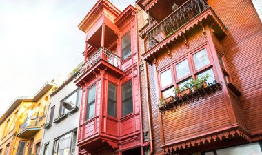 Kuzguncuk 'taki tarihi renkli binaların manzarası. Kuzguncuk, İstanbul 'un Uskudar ilçesine bağlı bir mahalle..