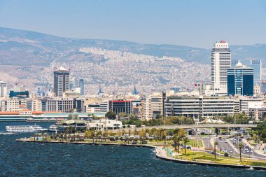 Uzaktan İzmir şehri manzarası. İzmir, Türkiye 'nin üçüncü büyük kentidir..