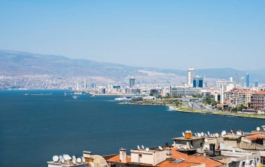Konak ilçesinden İzmir şehri manzarası. İzmir, Türkiye 'nin üçüncü büyük kentidir..