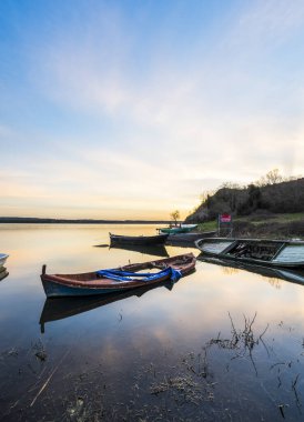 Durusu Gölü'nün (Terkos Gölü) sakin sularının gün doğumunda, terk edilmiş birkaç tekneyle muhteşem bir manzarası ön plandadır. Durusu Gölü, İstanbul'a yakın en güzel göllerden biridir..