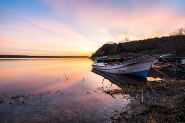 Durusu Gölü 'nün (Terkos Gölü) sakin sularının ön planda birkaç balıkçı teknesiyle gündoğumunda muhteşem bir manzarası. Durusu Gölü Türkiye 'nin en güzel göllerinden biridir..
