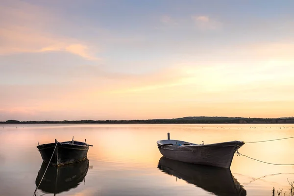 夕阳西下 湖中平静的海水 前景一片壮观 渔船横行 土耳其的湖景 — 图库照片