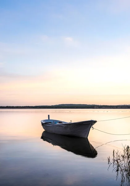 夕阳西下的伊兹尼克湖平静的水面 前景一片壮观 渔船也在其中 伊斯尼克湖是土耳其最美丽的湖泊之一 — 图库照片