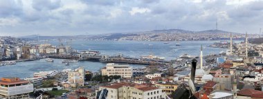 İstanbul 'da Altın Boynuz ile Boğaz arasında sınır oluşturan Galata Köprüsü' nün heyecan verici manzarası. İstanbul 'un panoramik manzarası.