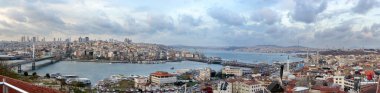 İstanbul şehrinin panoramik manzarası ve Haliç 'in iki tarafını birbirine bağlayan köprüleri. İstanbul 'un Boğaz ve Altın Boynuzlu Panoraması.