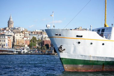 Arka planda Galata Kulesi olan eski feribot (vapur) görüntüsü, İstanbul.