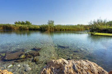 Akyaka 'daki Azmak Nehri' nin net bir manzarası var. Akyaka (Gokova), Türkiye 'nin güneybatısında Mugla iline bağlı bir ilçedir..
