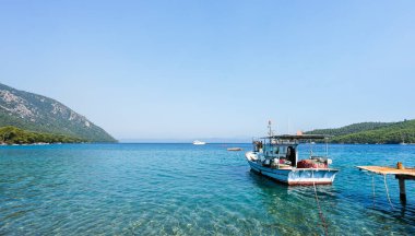 Gokova Körfezi 'ndeki balıkçı teknesiyle Akbuk Koyu' nun (Körfez) muhteşem deniz manzarası. Akbuk, Türkiye 'deki en temiz su plajlarından biri.