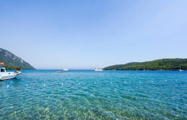 Türkiye 'nin güneybatısındaki Mugla ilindeki Akbuk Koyu' nun (körfez) muhteşem deniz manzarası. Akbuk, Türkiye 'deki en temiz su plajlarından biri.