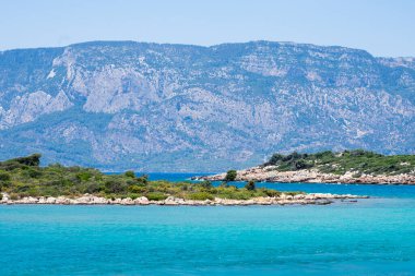 Uzaktan Sedir Adası manzarası. Sedir Adası (Türkçe: Sedir Adasi), Türkiye 'nin güneydoğu Ege Denizi' nin Gokova Körfezi 'nde yer alan küçük bir adadır..