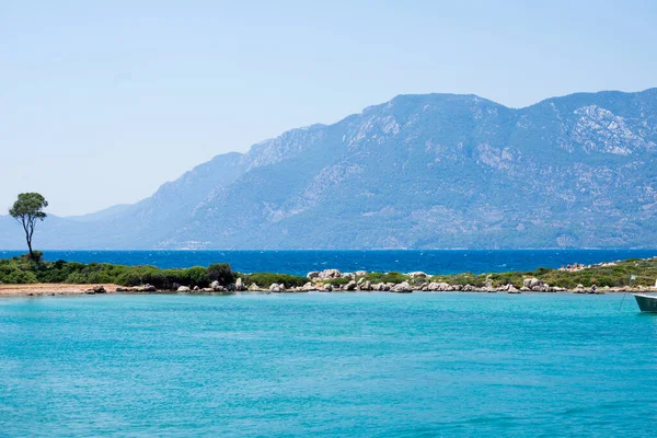 从远处俯瞰塞迪尔岛 塞迪尔岛 土耳其语 Sedir Adasi 也被称为克利奥帕特拉岛 Cleopatra Island 是土耳其爱琴海东南部戈科娃湾的一个小岛 — 图库照片