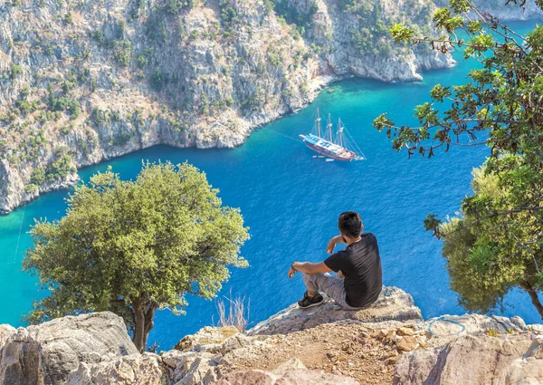 Turkish Man Sitting Edge Cliff Enjoying Beautiful Sea Scenery View — Stock Photo, Image