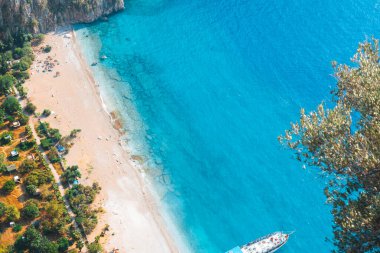 Kelebek Vadisi 'nin turkuaz denizi ve beyaz kumsal manzarası. Kelebek Vadisi, Mugla ilinin Fethiye ilçesine bağlı bir vadidir..