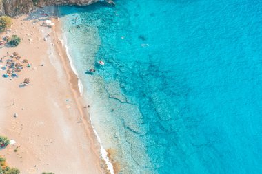 Temiz sahil manzarası ve Kelebek Vadisi 'nin turkuaz suyu. Kelebek Vadisi, Mugla ilinin Fethiye ilçesine bağlı bir vadidir..