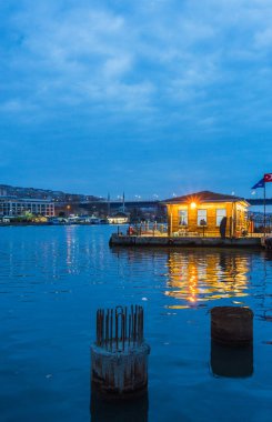 Haliç Köprüsü ile Eyüp ilçesindeki plajdan Golden Horn 'a kadar uzanan Haliç Köprüsü, İstanbul.