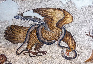 Antik Kartal ve Yılan Mozaiği Bizans döneminden (Doğu Roma dönemi) Büyük Konstantinopolis Sarayı 'nda. 4.-6. yüzyıl. Büyük Saray Mozaik Müzesi. İstanbul, Türkiye.