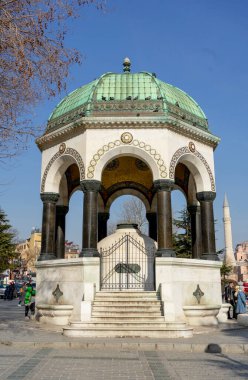 Güneşli bir günde Alman Çeşmesi 'nin önü. Alman Çeşmesi neo-Bizans tarzında ve 1901 yılında İstanbul 'da altın mozaikle süslenmiş..