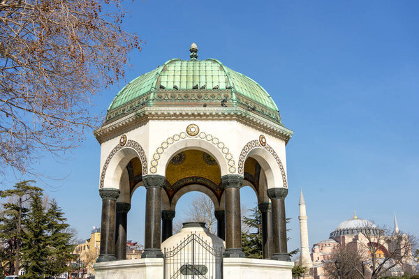 Вид спереди на Немецкий Фонтан в солнечный день. Немецкий фонтан нео-византийского стиля и украшен внутри золотой мозаикой в Стамбуле в 1901 году.