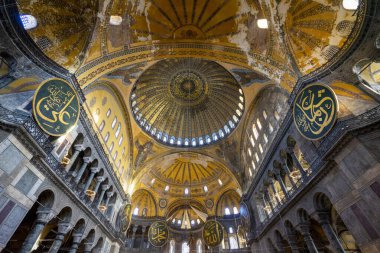 Ayasofya 'nın (Türkçe: Ayasofya) iç görünümü. Ayasofya, İstanbul ve Türkiye 'yi ziyaret eden turistlerin en ünlü simgelerinden biri..