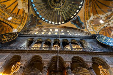 Ayasofya 'nın (Türkçe: Ayasofya) iç görünümü. Ayasofya, İstanbul ve Türkiye 'yi ziyaret eden turistlerin en ünlü simgelerinden biri..