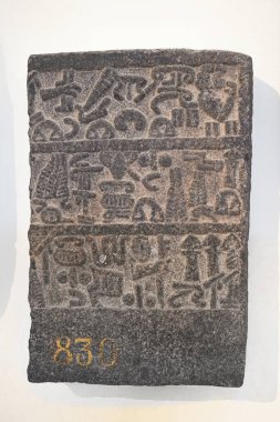 Kral Urhilina ve oğlunun faaliyetlerinden bahseden Hitit hiyeroglif yazıtlarla sarmala. M.Ö. 9. yüzyıl. İstanbul Arkeoloji Müzesi.