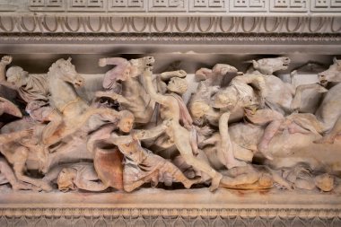 İstanbul Arkeoloji Müzeleri 'ndeki Alexander Sarcophagus' un ayrıntılı görünümü, Türkiye.