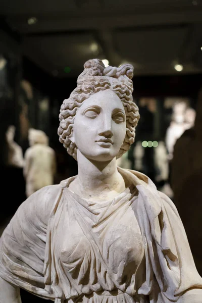 イスタンブール考古学博物館のギリシャの女神アルテミスの彫刻 — ストック写真