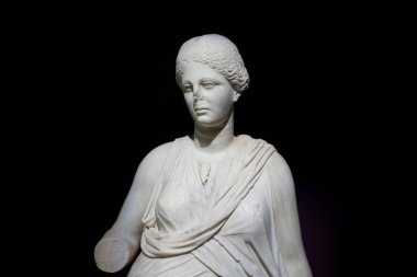 Bir ilham perisinin heykeli Miletus antik şehrinden, MÖ 2. yüzyıldan kalma lir çalıyor. İstanbul Arkeoloji Müzesi, Türkiye.