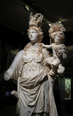 Bebek Plutus 'u kollarında tutan Şans Tanrıçası Tyche' nin mermer heykeli. Prusias ad hypium antik şehir, CE 2. yüzyıldan. İstanbul Arkeoloji Müzesi, Türkiye.