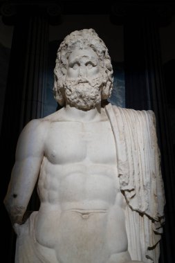 Zeus 'un antik heykeli, gökyüzü ve gök gürültüsü tanrısı Yunan mitolojisinde. İkinci yüzyıl. İstanbul Arkeoloji Müzesi, Türkiye.