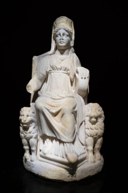 Büyük Tanrıça 'nın heykeli, Nicaea, İznik' ten Cybele. İkinci yüzyıl. İstanbul Arkeoloji Müzesi, Türkiye.