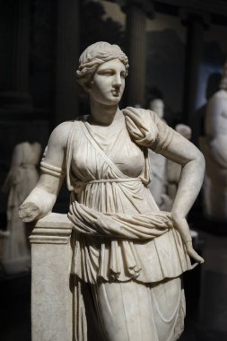Tanrıça Artemis Heykeli (MÖ 4. yüzyıl orjinali) Roma dönemindeki Mytilene (Lezbiyen, Yunanistan) döneminden. İstanbul Arkeoloji Müzesi.