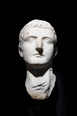 Roma Medeniyeti 'nden İmparator Tiberius' un mermer kafası. İstanbul Arkeoloji Müzesi, Türkiye.
