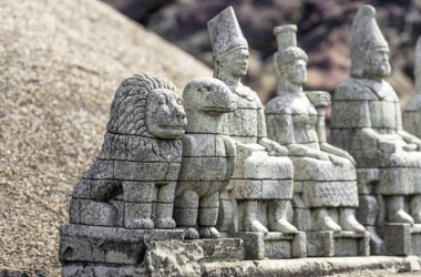 Nemrud Dağı 'ndaki tanrıların heykelleri. İstanbul, Türkiye 'deki Miniatürk Parkı.