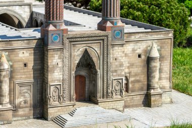 İstanbul, Miniatürk Parkı 'ndaki Cifte Minareli Medrese' nin (Erzurum) ayrıntılı görünümü.