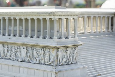 Pergamon 'daki Büyük Zeus Sunağı' nın detaylı görüntüsü. İstanbul, Türkiye 'deki Miniatürk Parkı.